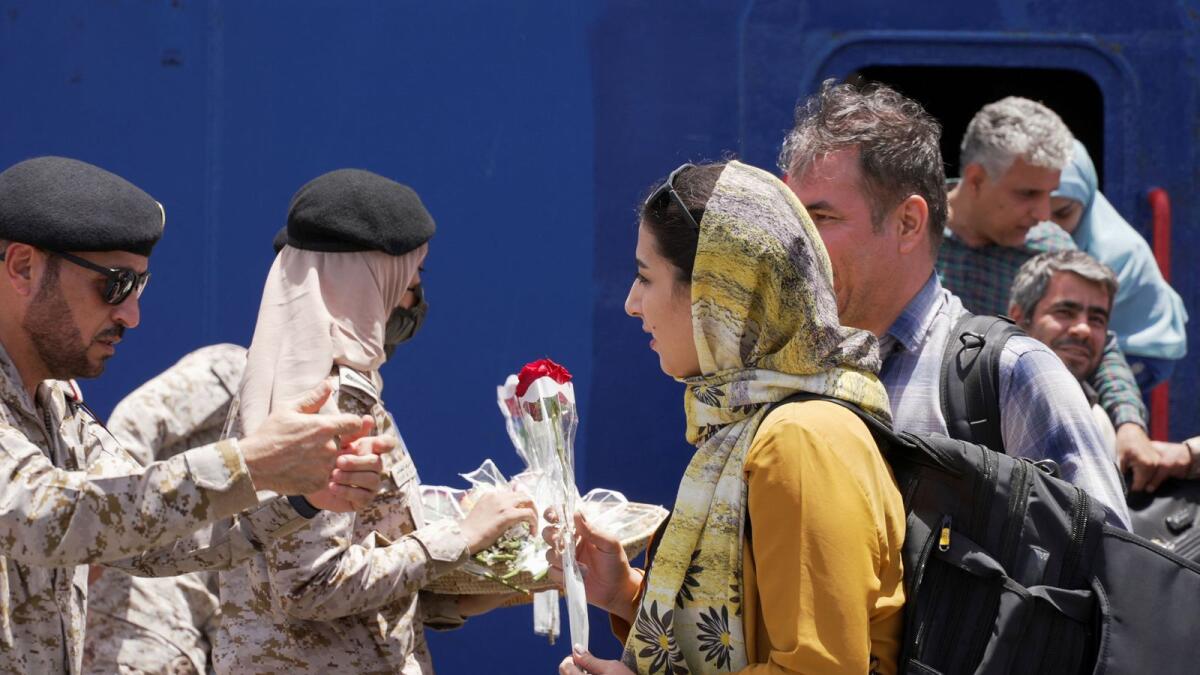 وصل مواطنون إيرانيون وجنسيات أخرى إلى ميناء جدة البحري بعد أن قامت السعودية بإجلائهم من السودان هربًا من النزاعات ، جدة ، السعودية ، يوم السبت.  - رويترز
