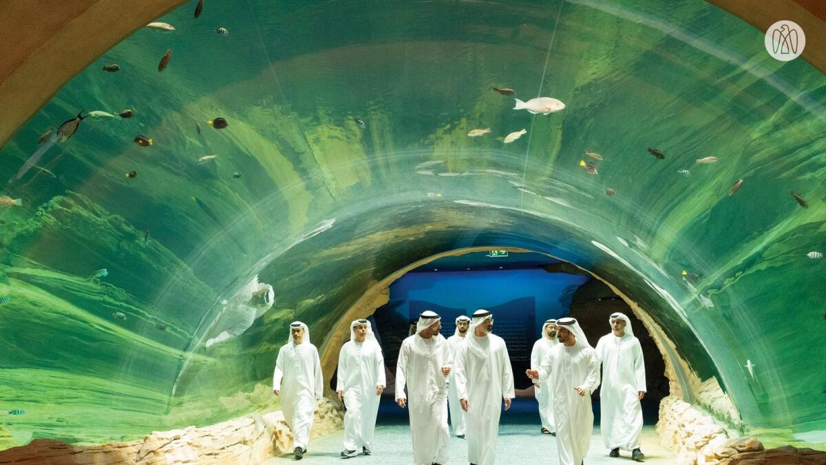 الشيخ خالد يقوم بجولة في SeaWorld Abu Dhabi في جزيرة ياس.