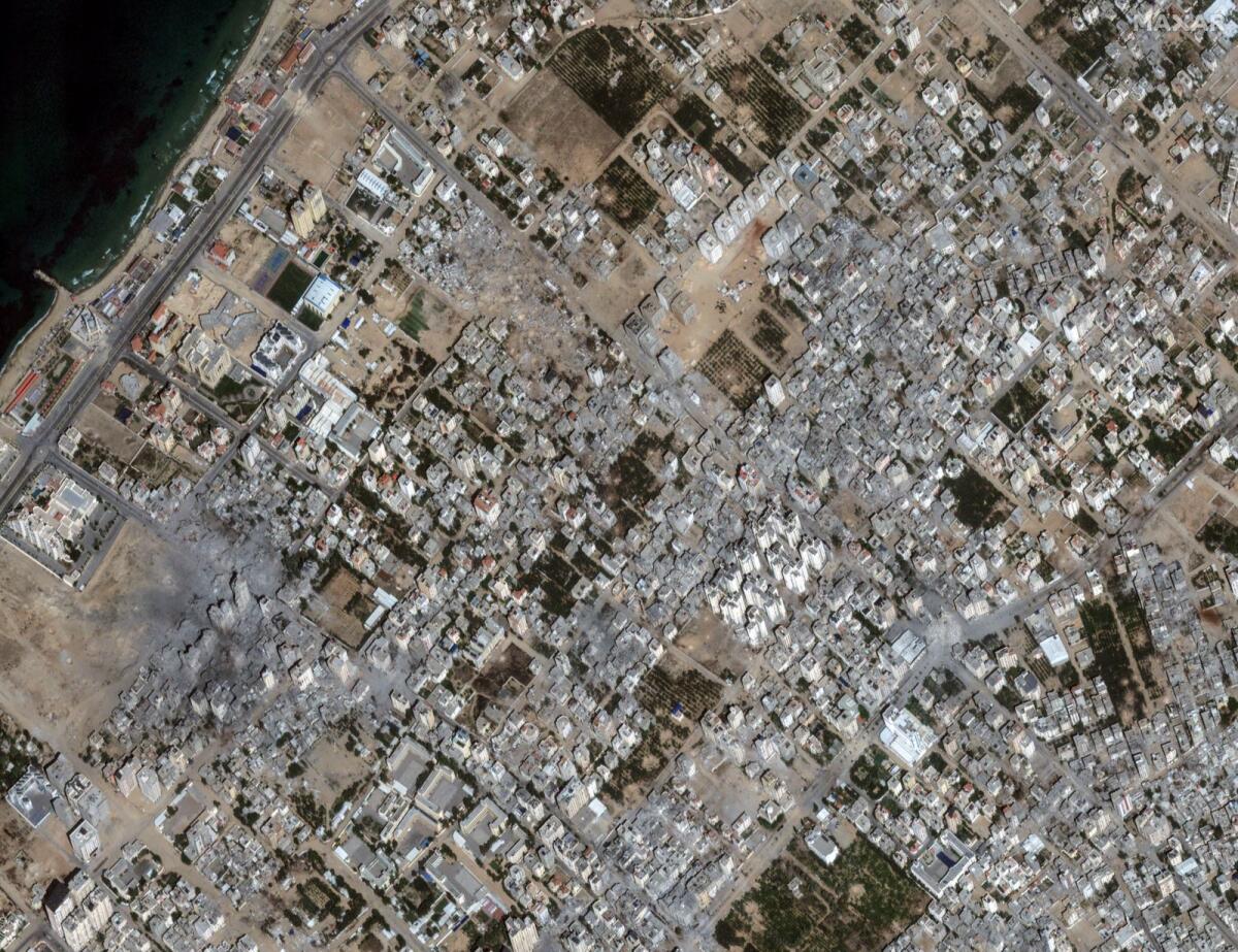 تظهر هذه الصورة التي قدمتها شركة ماكسار تكنولوجيز الأضرار التي لحقت بالمباني والهياكل بعد القصف على حي الكرامة شمال غزة في 21 أكتوبر 2023. — AP