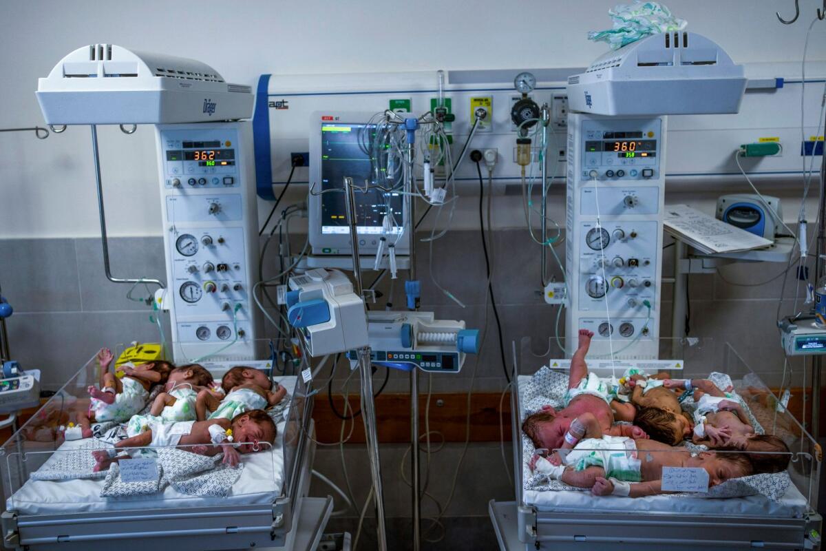 يتم إعداد الأطفال المبتسرين لنقلهم إلى مصر بعد أن تم إجلاؤهم من مستشفى الشفاء في مدينة غزة إلى مستشفى في رفح، قطاع غزة، في 20 نوفمبر 2023. – AP