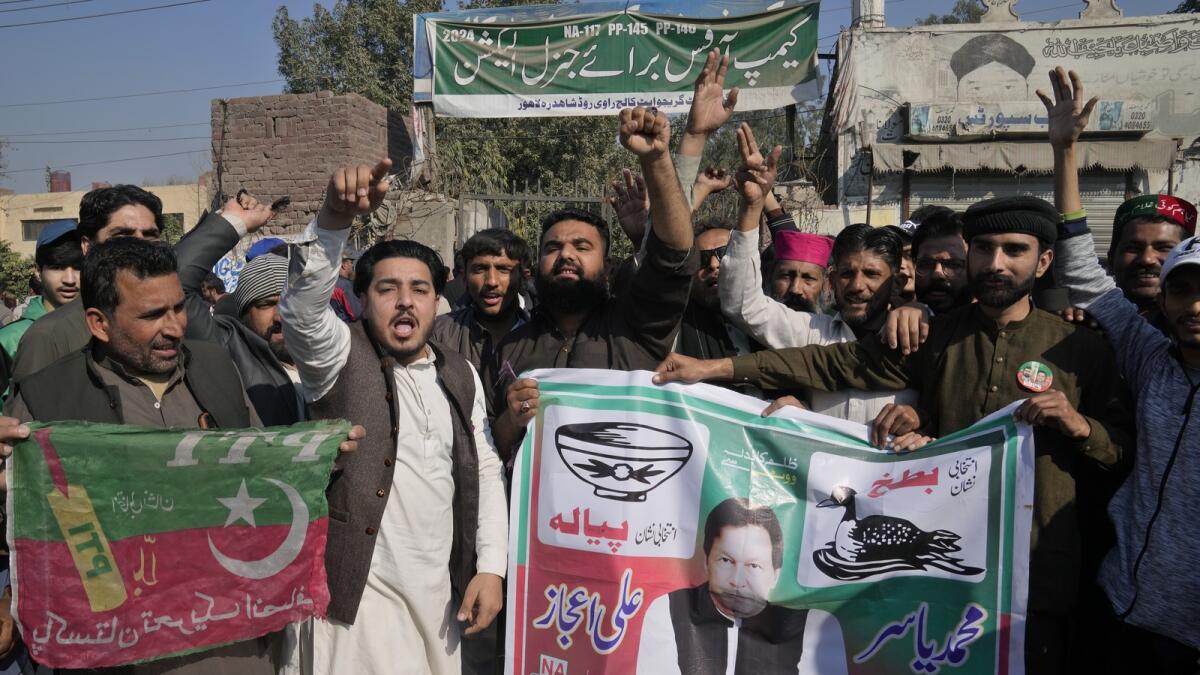 أنصار حزب عمران خان يقطعون الطريق احتجاجا على تأجيل نتيجة الانتخابات البرلمانية في لاهور.  — ا ف ب