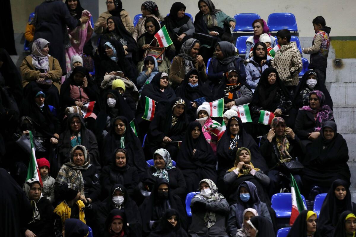 نساء إيرانيات يحضرن تجمعًا انتخابيًا حاشدًا قبل الأول من مارس. — أسوشيتد برس