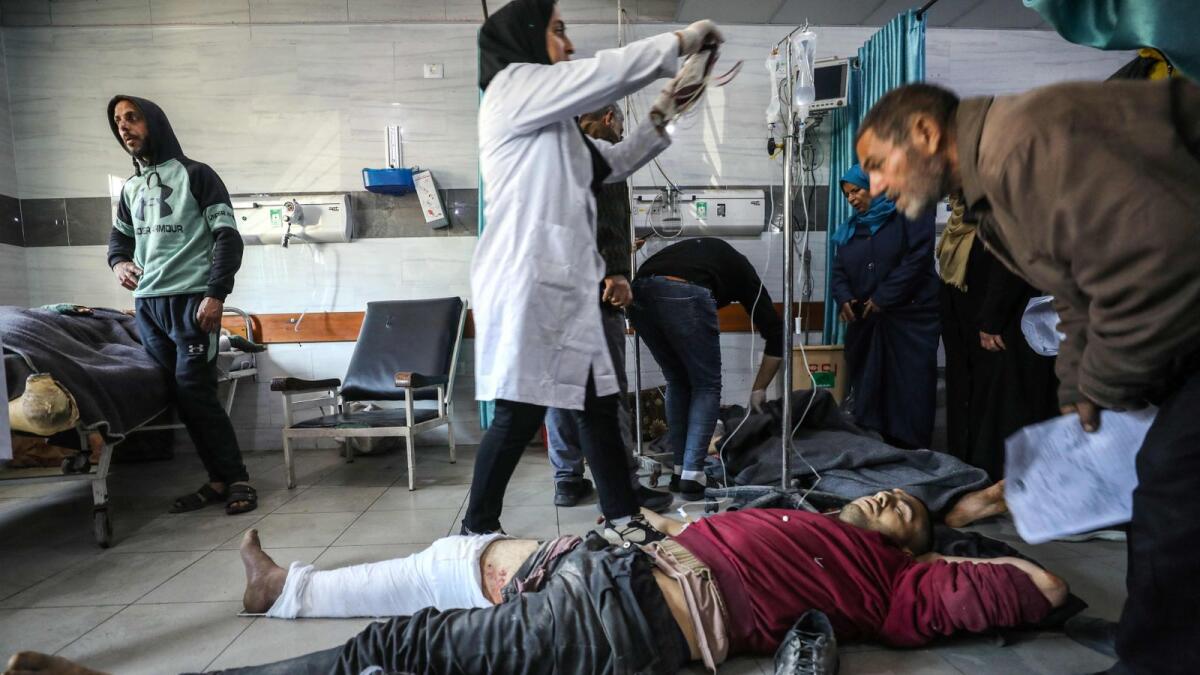 فلسطينيون يتلقون الرعاية الطبية في مستشفى كمال عدوان في بيت لاهيا شمال قطاع غزة، بعد أن أطلق جنود إسرائيليون النار على سكان غزة الذين هرعوا نحو الشاحنات المحملة بالمساعدات الإنسانية.  – وكالة فرانس برس