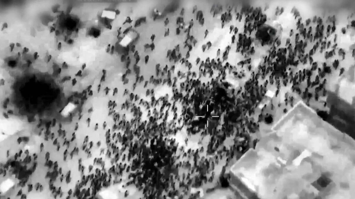 تظهر هذه الصورة المأخوذة من شريط فيديو نشره الجيش الإسرائيلي في 29 شباط/فبراير من يقول الجيش إنهم سكان غزة حول شاحنات المساعدات في مدينة غزة.  – وكالة فرانس برس
