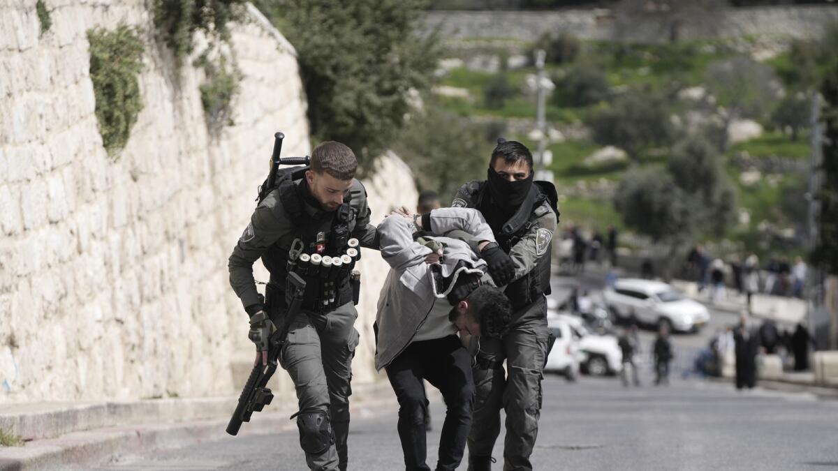 اعتقلت قوات حرس الحدود الإسرائيلية رجلا فلسطينيا قبيل صلاة الجمعة في المسجد الأقصى في البلدة القديمة بالقدس.  — ا ف ب