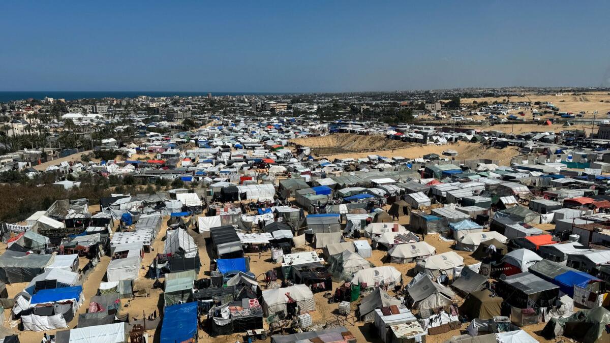 النازحون الفلسطينيون، الذين فروا من منازلهم بسبب الغارات الإسرائيلية، يقيمون في مخيم للخيام في رفح.  – رويترز
