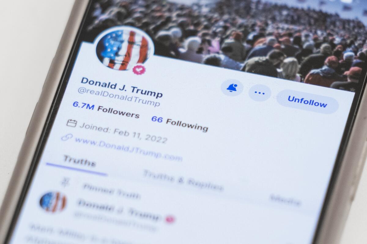 يمكن مشاهدة حساب Truth Social للرئيس السابق دونالد ترامب على جهاز محمول.  العديد من مستثمري شركة Trump Media هم مستثمرون صغار إما يحاولون دعم ترامب أو يهدفون إلى الاستفادة من هذا الهوس.  — ا ف ب