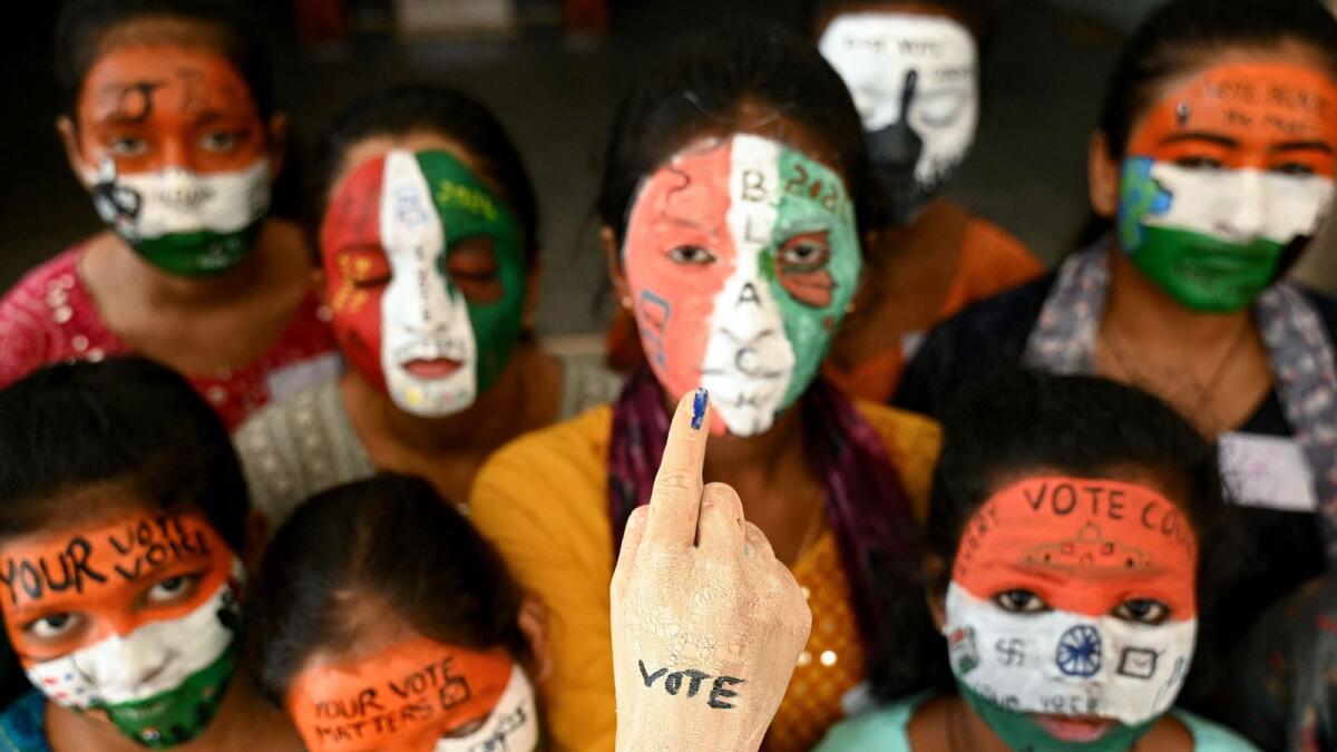 الطلاب ذوو الوجوه المرسومة ينشرون الوعي للناخبين قبل الانتخابات الوطنية المقبلة في الهند في تشيناي.  الصورة: وكالة فرانس برس