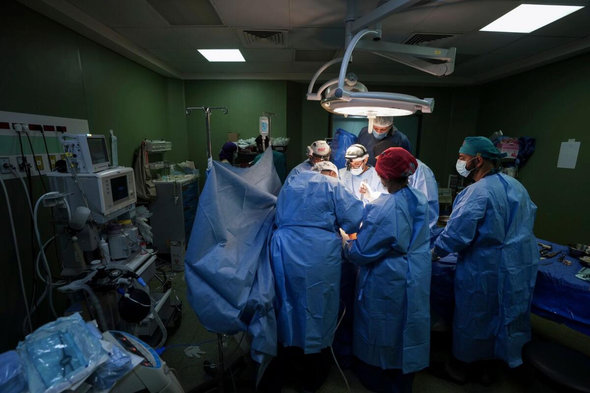 أطباء يجرون عملية جراحية لمريض في مستشفى شهداء الأقصى في دير البلح، وسط غزة، في 17 مارس، 2024. — AP