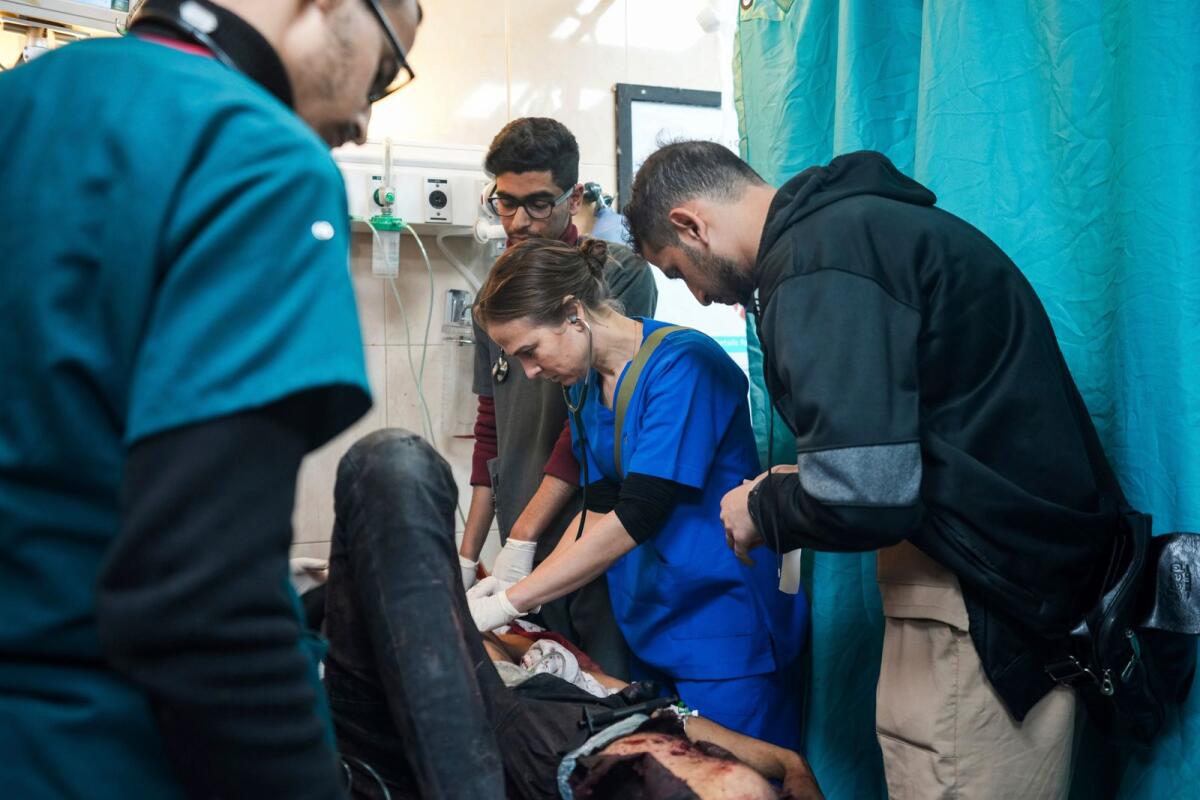 طبيبة الأطفال تانيا الحاج حسن تفحص الأطفال الجرحى في مستشفى شهداء الأقصى في دير البلح، وسط غزة، في 16 مارس، 2024. — AP