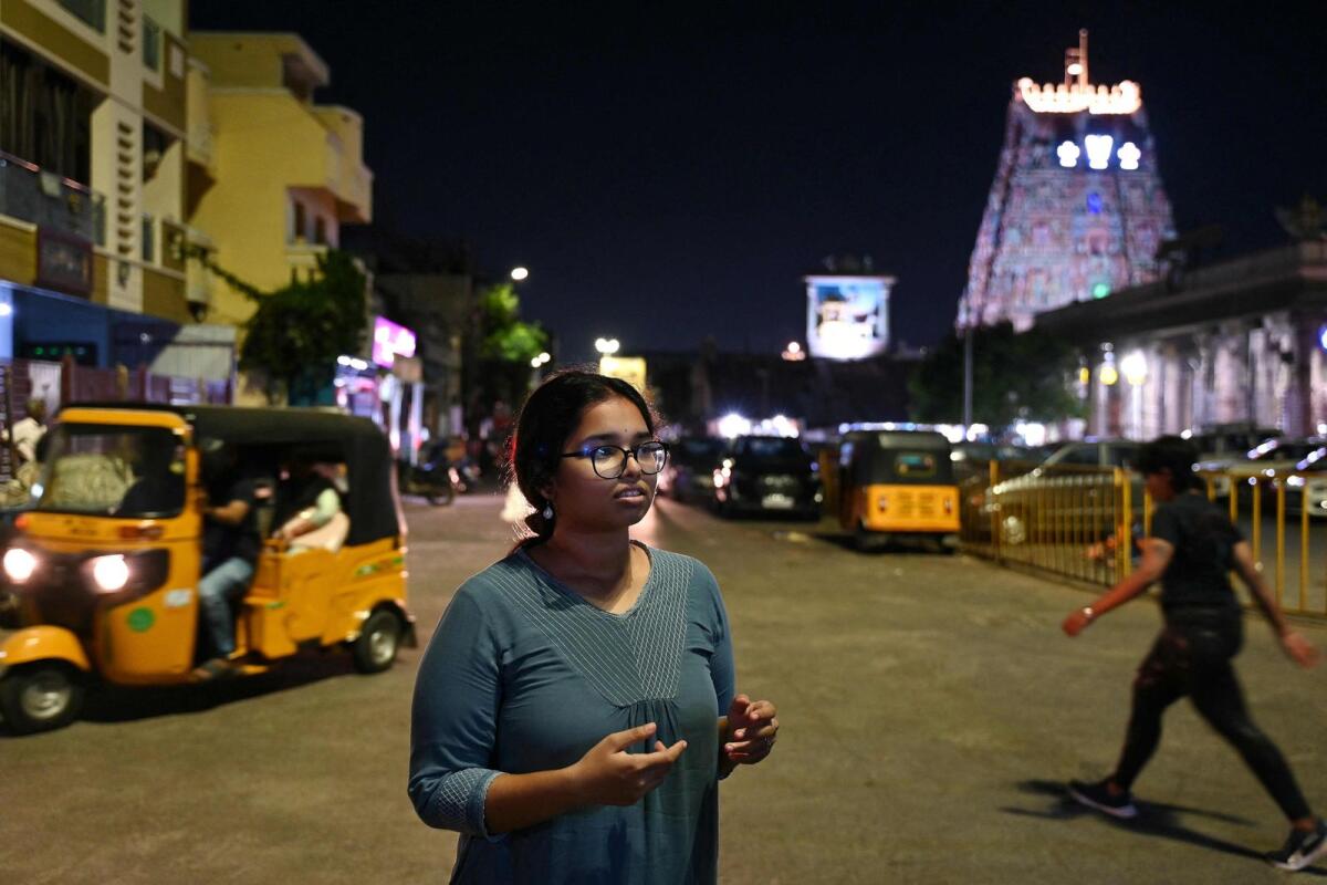 ثريشاليني دواركناث، طالبة علوم الكمبيوتر التي ستصوت لأول مرة في الانتخابات العامة المقبلة في الهند، تقف في أحد شوارع تشيناي.  – وكالة فرانس برس
