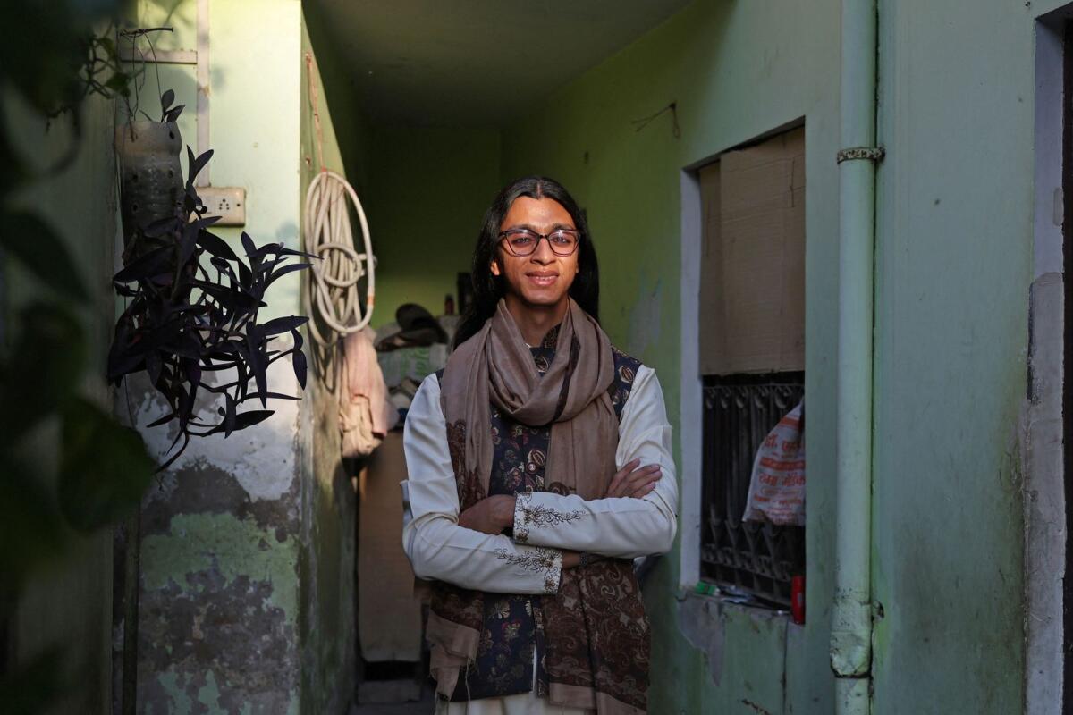 سلمى، العاملة الاجتماعية التي ستصوت لأول مرة في الانتخابات العامة المقبلة في الهند، تقف أمام منزلها في فاراناسي.  – وكالة فرانس برس
