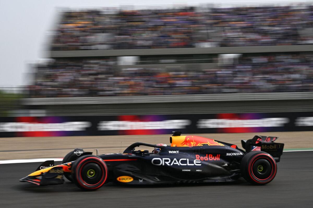 السائق الهولندي لفريق Red Bull Racing Max Verstappen يقود سيارته خلال الجلسة التأهيلية لسباق الجائزة الكبرى الصيني للفورمولا واحد.  - وكالة فرانس برس