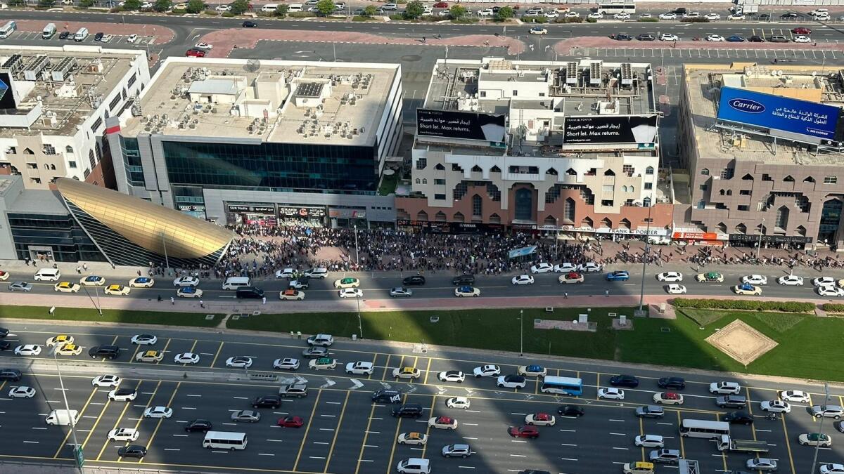 الساعة 8.45 صباحًا، الإثنين: حشد كبير خارج محطة مترو الخليج التجاري (جانب الصفا) تصوير: مظهر فاروقي