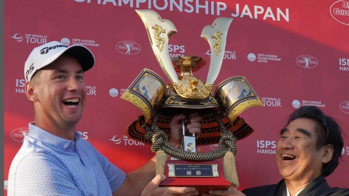 يقدم المحسن الياباني الدكتور هاروهيسا هاندا كأس بطولة SPS HANDA للفائز لوكاس هربرت من أستراليا.  - انستغرام