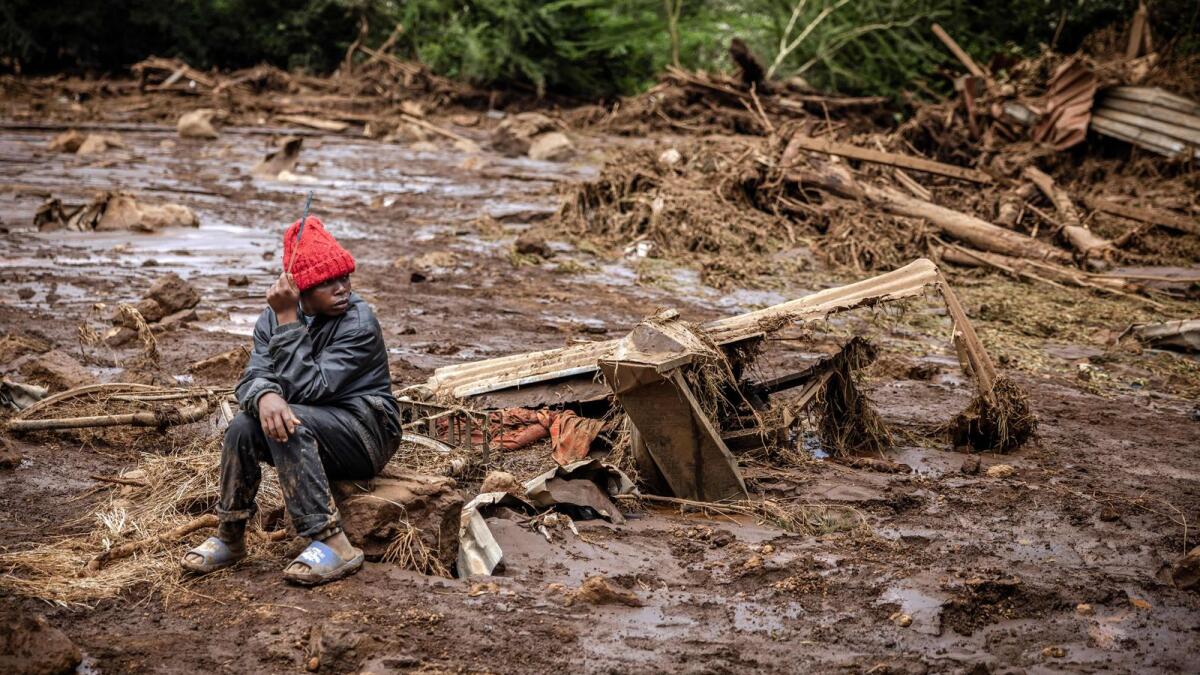 رجل ينظر إلى منطقة موحلة تضررت بشدة من الأمطار الغزيرة والفيضانات في قرية كاموتشيري، بالقرب من ماي ماهيو، يوم الاثنين.  – وكالة فرانس برس