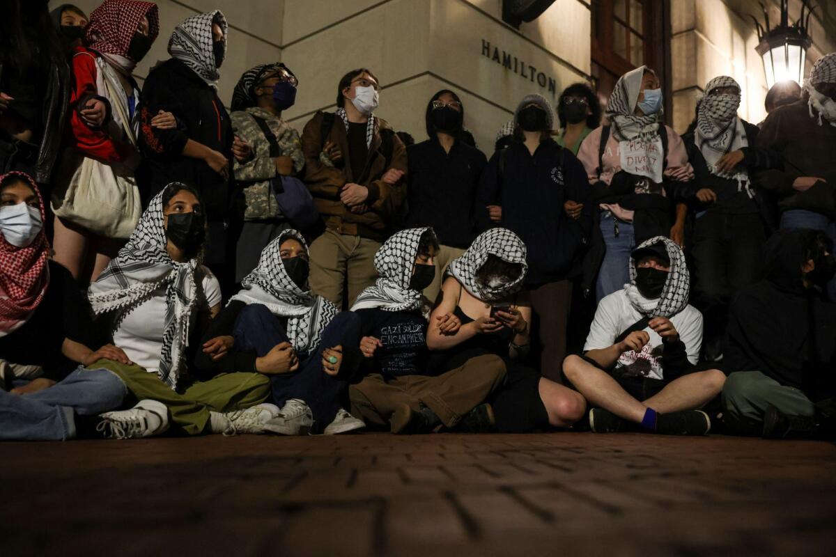 متظاهرون يربطون أذرعهم خارج قاعة هاملتون ويحاصرون الطلاب داخل مبنى جامعة كولومبيا في مدينة نيويورك بالولايات المتحدة.  الصورة: رويترز