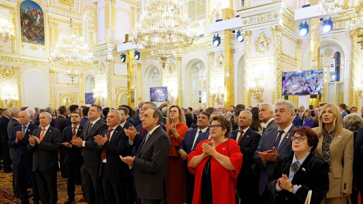 ضيوف يشاهدون حفل تنصيب فلاديمير بوتين رئيسا لروسيا في الكرملين في موسكو يوم الثلاثاء.  – رويترز