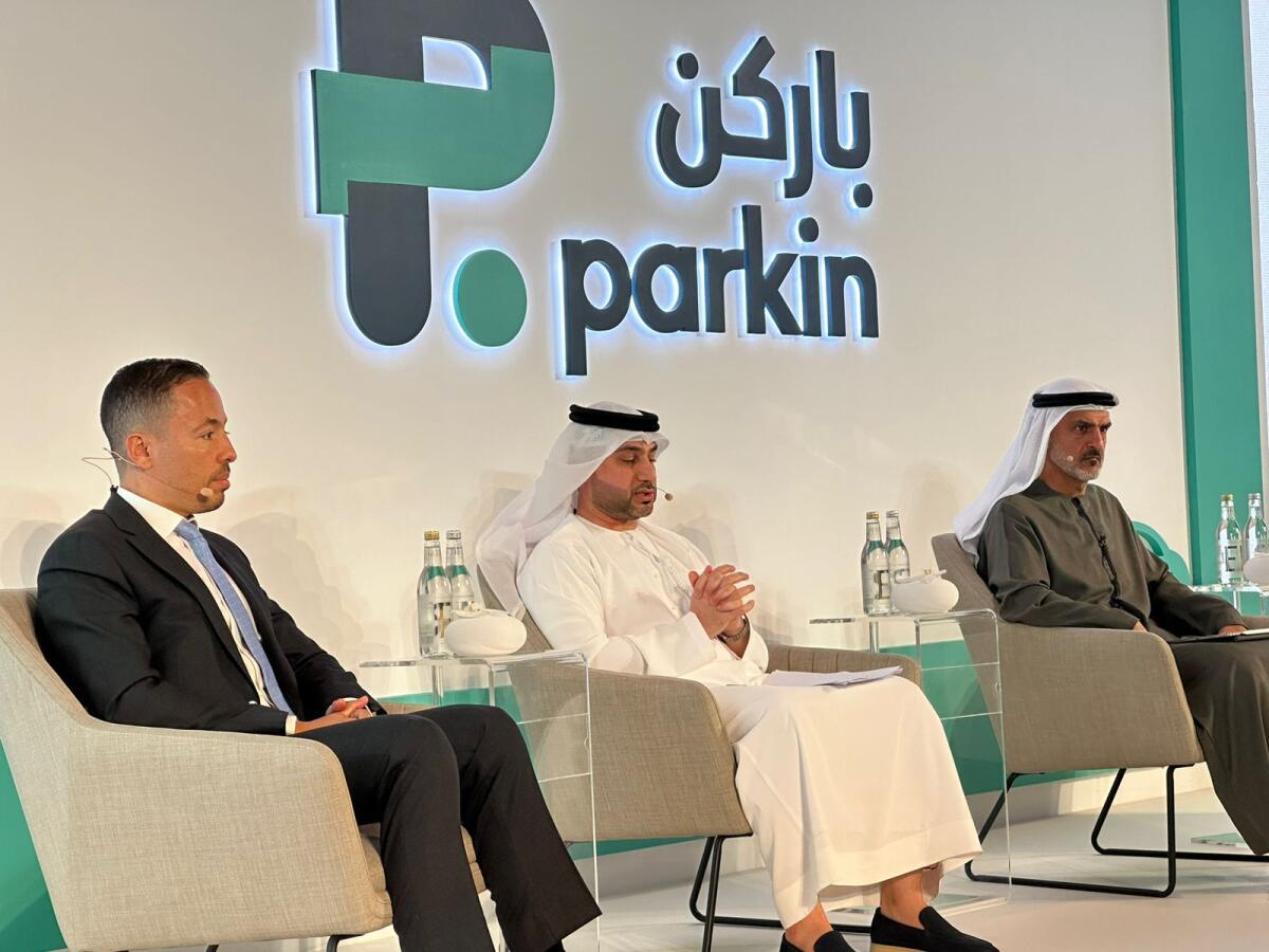 (من اليسار إلى اليمين) المدير المالي لشركة باركين خطاب أبو قاعود، الرئيس التنفيذي لشركة باركين محمد العلي، رئيس مجلس إدارة باركين أحمد هاشم بهروزيان.  (صورة KT: أنجيل تيسوريرو)
